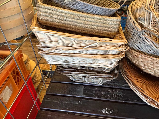 Diverse rieten manden en houten presenteerplanken - afbeelding 6 van  13