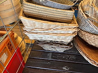 Diverse rieten manden en houten presenteerplanken - afbeelding 6 van  13