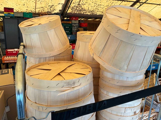 Diverse rieten manden en houten presenteerplanken - afbeelding 7 van  13