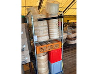 Diverse rieten manden en houten presenteerplanken - afbeelding 8 van  13