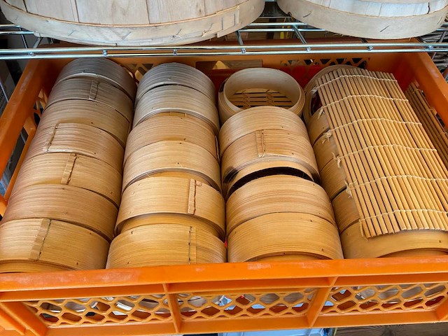 Diverse rieten manden en houten presenteerplanken - afbeelding 9 van  13