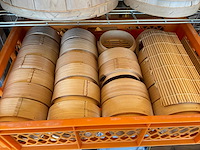 Diverse rieten manden en houten presenteerplanken - afbeelding 9 van  13