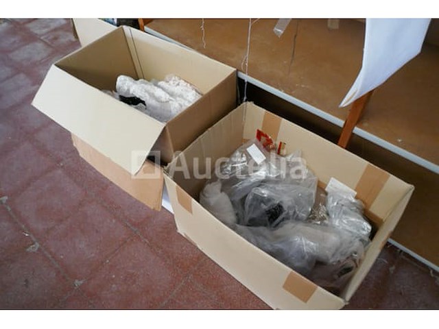 Diverse rollen stof voor trouwkledij - afbeelding 1 van  8