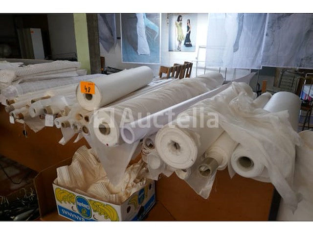 Diverse rollen stof voor trouwkledij - afbeelding 2 van  8