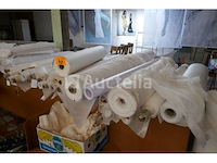 Diverse rollen stof voor trouwkledij - afbeelding 2 van  8