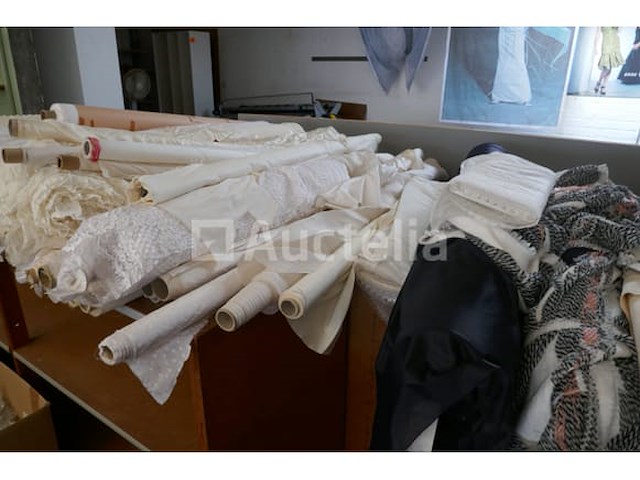 Diverse rollen stof voor trouwkledij - afbeelding 3 van  8