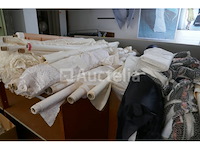 Diverse rollen stof voor trouwkledij - afbeelding 3 van  8