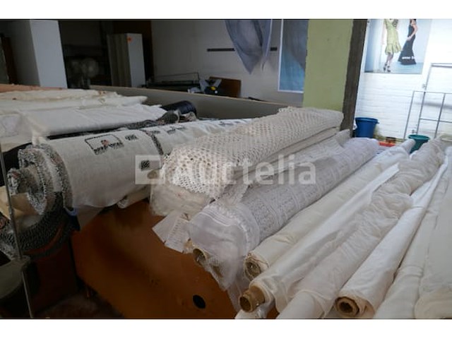 Diverse rollen stof voor trouwkledij - afbeelding 4 van  8