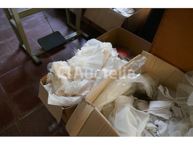 Diverse rollen stof voor trouwkledij - afbeelding 5 van  8