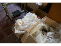 Diverse rollen stof voor trouwkledij - afbeelding 5 van  8