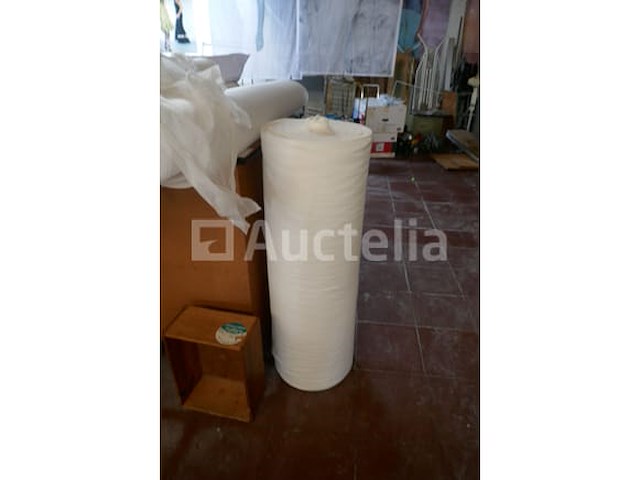 Diverse rollen stof voor trouwkledij - afbeelding 6 van  8