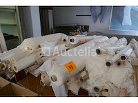 Diverse rollen stof voor trouwkledij - afbeelding 7 van  8