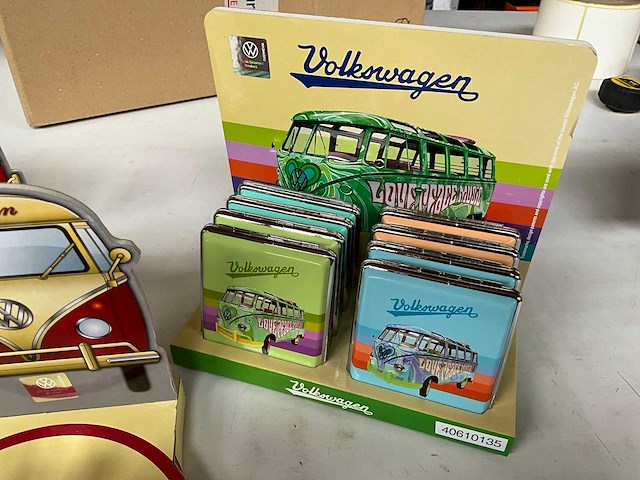 Diverse rookwaren in display volkswagen thema - afbeelding 1 van  1