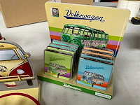 Diverse rookwaren in display volkswagen thema - afbeelding 1 van  1