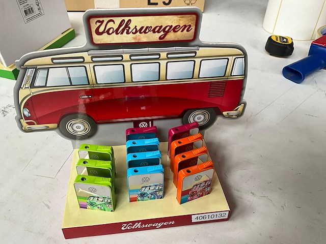 Diverse rookwaren in display volkswagen thema - afbeelding 3 van  4