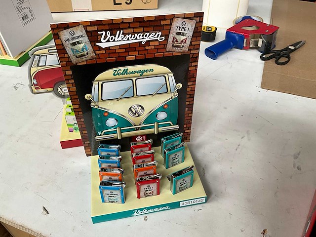 Diverse rookwaren in display volkswagen thema - afbeelding 4 van  4