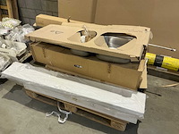 Diverse rvs spoelbakken en installatiematerialen