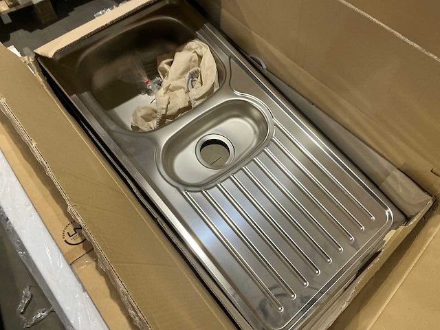 Diverse rvs spoelbakken en installatiematerialen - afbeelding 7 van  11