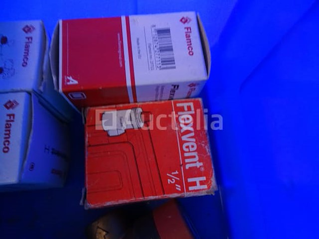 Diverse sanitairaccessoires in 3 bakken (zie detail) - afbeelding 3 van  12