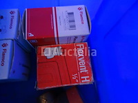 Diverse sanitairaccessoires in 3 bakken (zie detail) - afbeelding 3 van  12