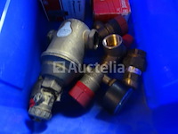 Diverse sanitairaccessoires in 3 bakken (zie detail) - afbeelding 4 van  12