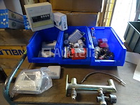 Diverse sanitairaccessoires in 3 bakken (zie detail) - afbeelding 1 van  12