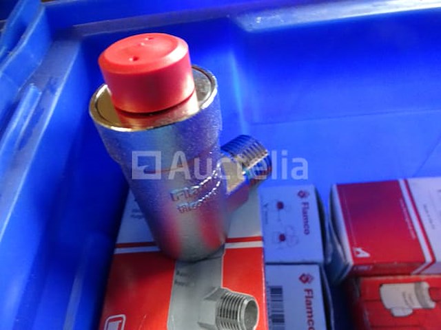 Diverse sanitairaccessoires in 3 bakken (zie detail) - afbeelding 11 van  12