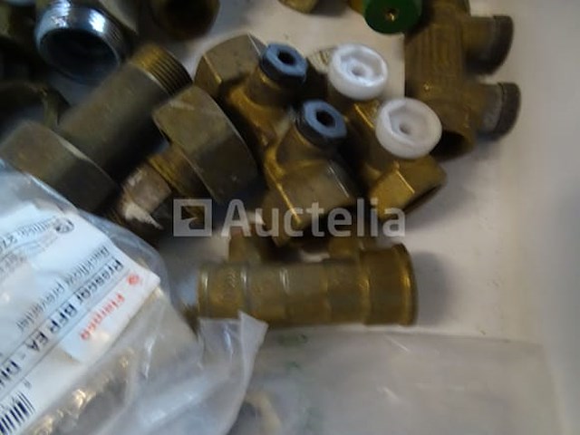 Diverse sanitaire accessoires, verwarming in 4 geberit-containers - afbeelding 3 van  22