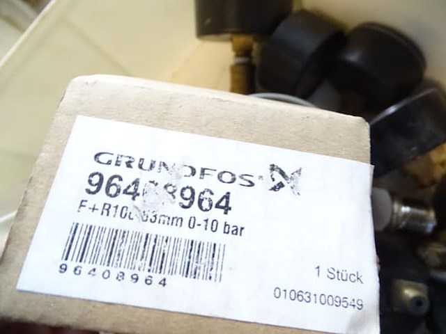 Diverse sanitaire accessoires, verwarming in 4 geberit-containers - afbeelding 9 van  22