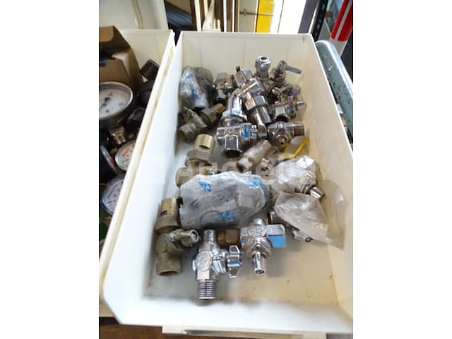 Diverse sanitaire accessoires, verwarming in 4 geberit-containers - afbeelding 10 van  22