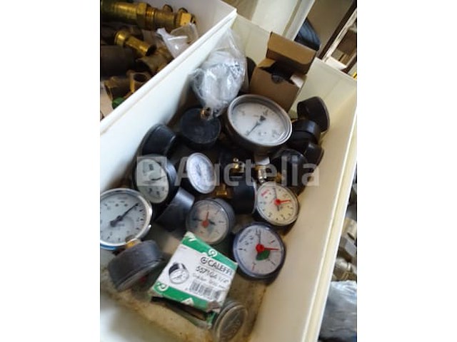 Diverse sanitaire accessoires, verwarming in 4 geberit-containers - afbeelding 11 van  22