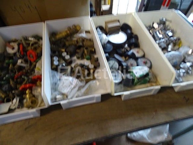 Diverse sanitaire accessoires, verwarming in 4 geberit-containers - afbeelding 1 van  22