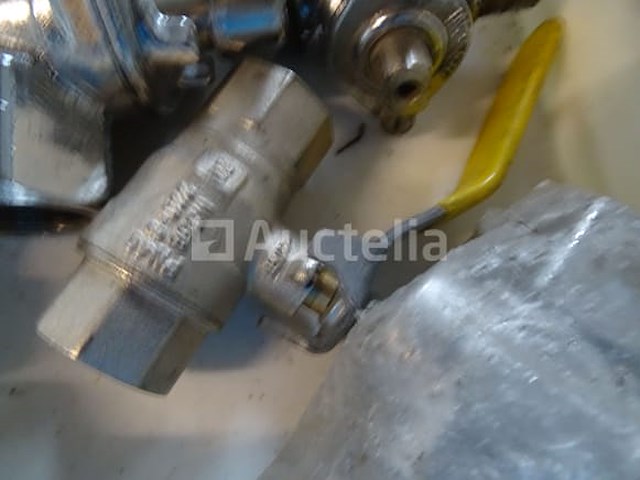 Diverse sanitaire accessoires, verwarming in 4 geberit-containers - afbeelding 13 van  22