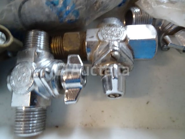 Diverse sanitaire accessoires, verwarming in 4 geberit-containers - afbeelding 14 van  22