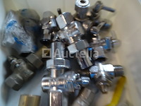 Diverse sanitaire accessoires, verwarming in 4 geberit-containers - afbeelding 15 van  22