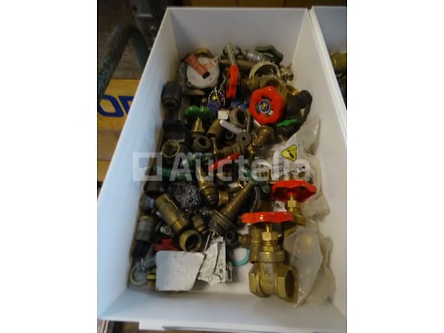 Diverse sanitaire accessoires, verwarming in 4 geberit-containers - afbeelding 12 van  22