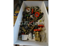 Diverse sanitaire accessoires, verwarming in 4 geberit-containers - afbeelding 12 van  22