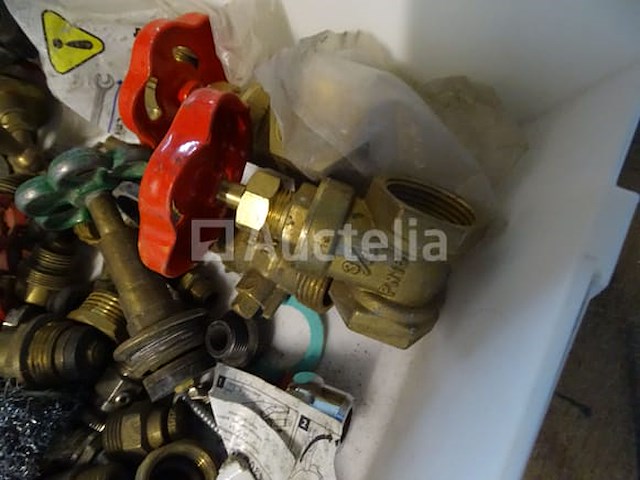 Diverse sanitaire accessoires, verwarming in 4 geberit-containers - afbeelding 16 van  22