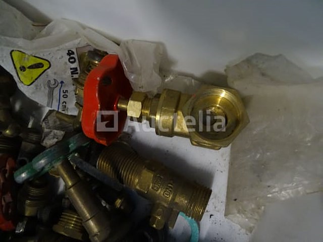 Diverse sanitaire accessoires, verwarming in 4 geberit-containers - afbeelding 17 van  22