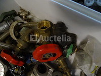 Diverse sanitaire accessoires, verwarming in 4 geberit-containers - afbeelding 18 van  22