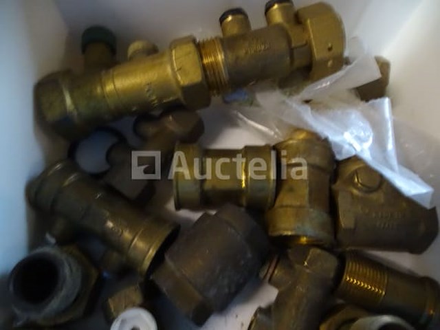 Diverse sanitaire accessoires, verwarming in 4 geberit-containers - afbeelding 21 van  22