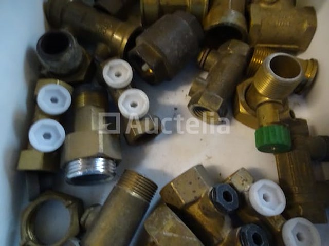 Diverse sanitaire accessoires, verwarming in 4 geberit-containers - afbeelding 22 van  22