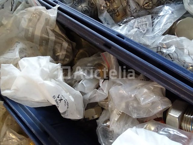 Diverse sanitairsaccessoires in 6 bakken - afbeelding 4 van  18