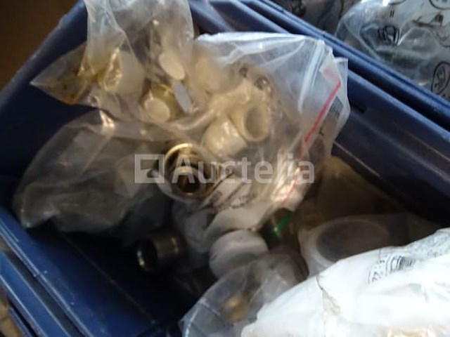 Diverse sanitairsaccessoires in 6 bakken - afbeelding 5 van  18