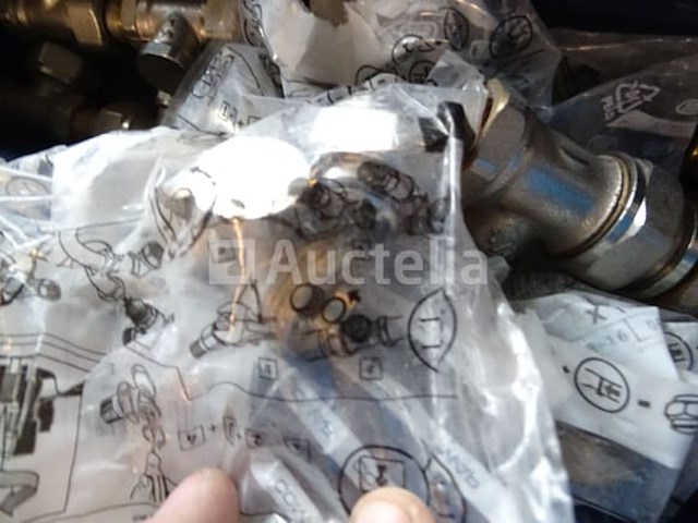 Diverse sanitairsaccessoires in 6 bakken - afbeelding 7 van  18