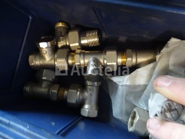 Diverse sanitairsaccessoires in 6 bakken - afbeelding 9 van  18