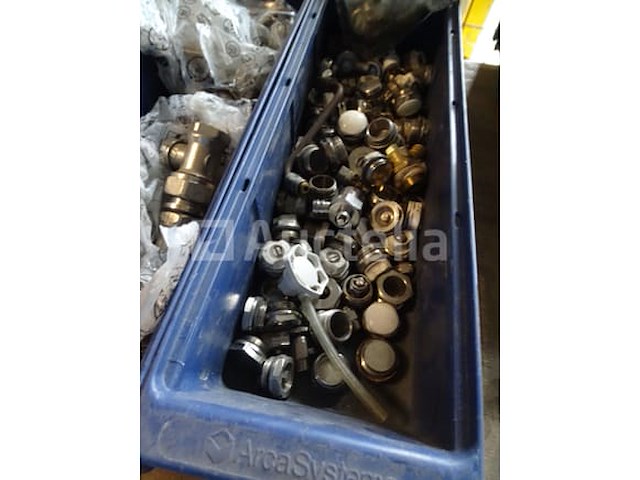 Diverse sanitairsaccessoires in 6 bakken - afbeelding 10 van  18