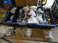 Diverse sanitairsaccessoires in 6 bakken - afbeelding 1 van  18