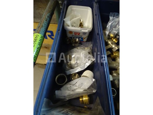 Diverse sanitairsaccessoires in 6 bakken - afbeelding 12 van  18