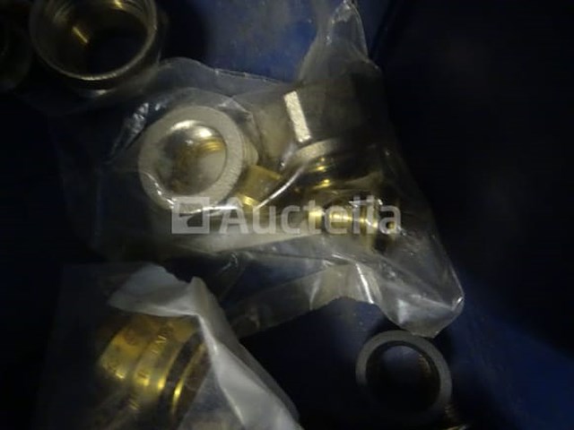 Diverse sanitairsaccessoires in 6 bakken - afbeelding 14 van  18